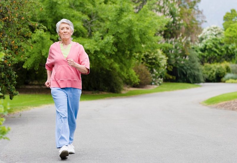 Bệnh nhân khi đi bộ, các chuyển động hoặc vận động khác giúp cải thiện triệu chứng thoáng qua